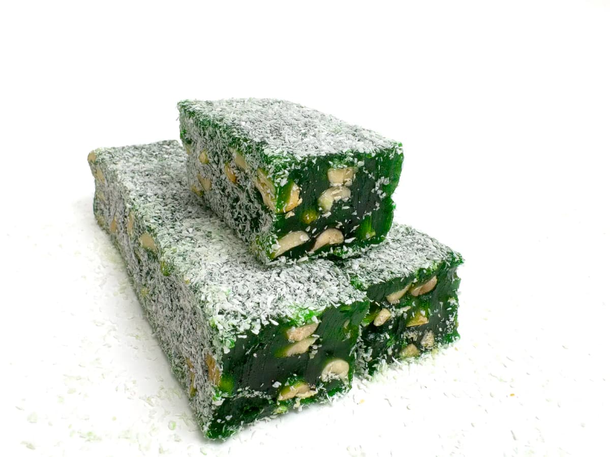 Классический яблочный лукум с фундуком в кокосе