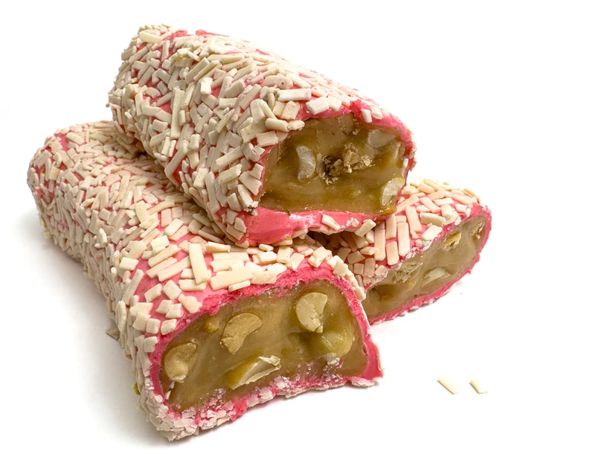 Лукум сарма фундучный крем с клубникой