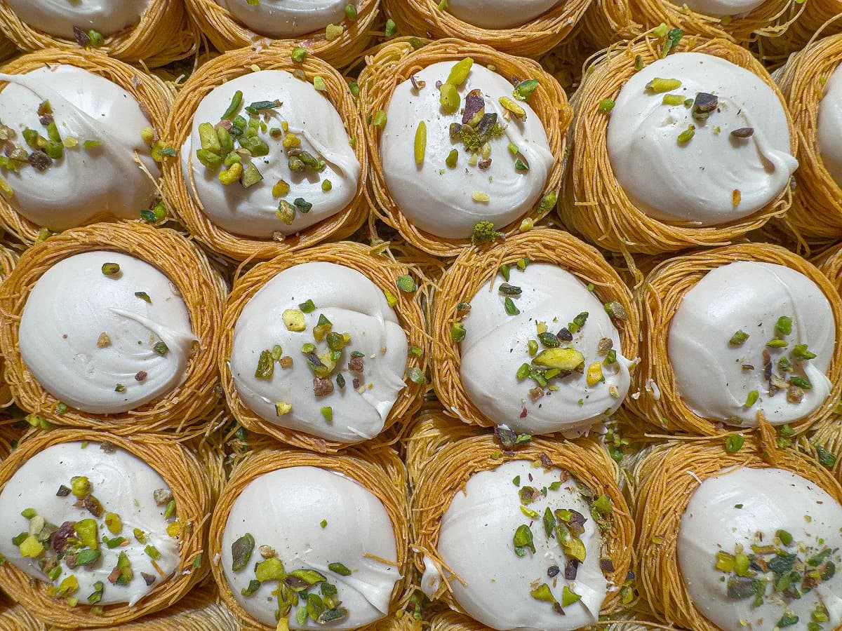 Пахлава с клубникой и фисташкой Bülbül Yuvası «Гнездо соловья»